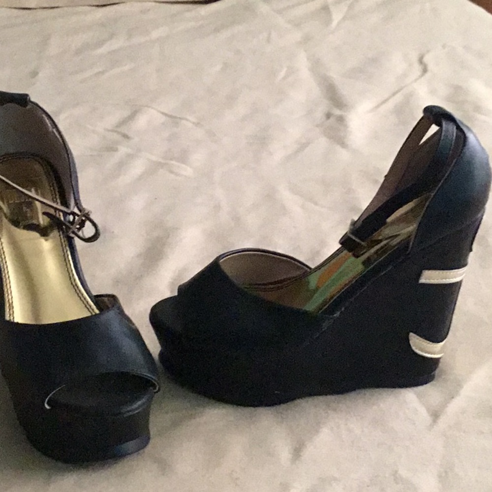 HEELS - Picture 2 of 5